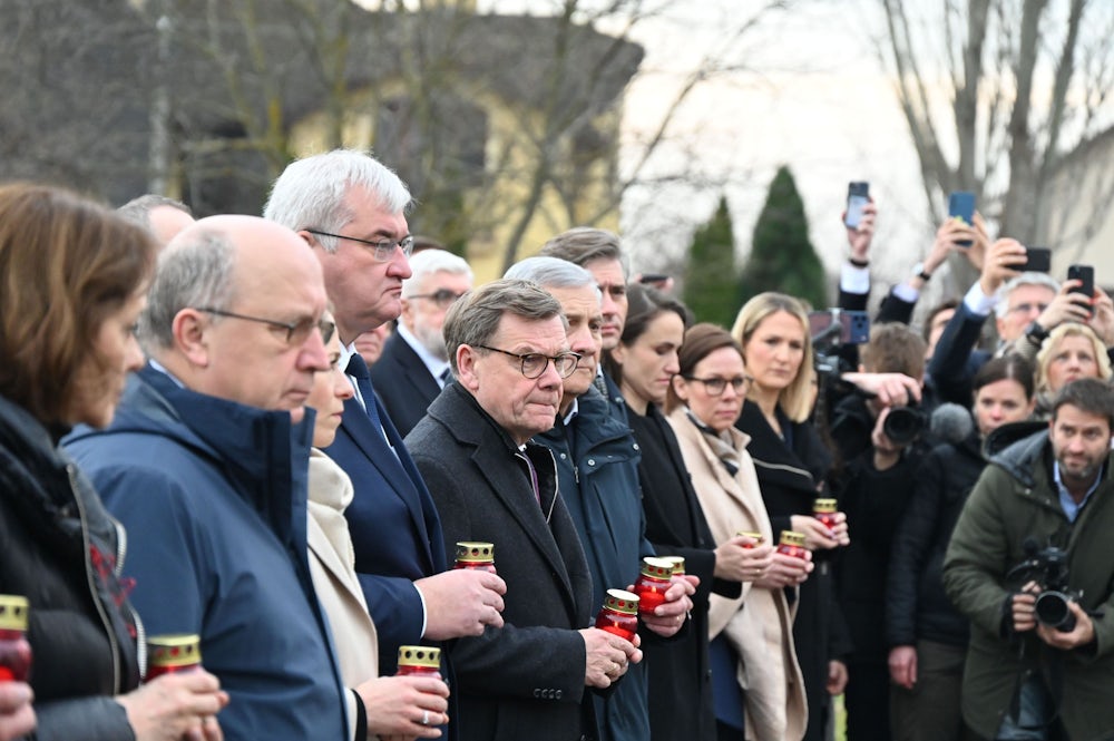 LiveKrieg in der Ukraine:EU-Außenminister gedenken der Opfer von Butscha