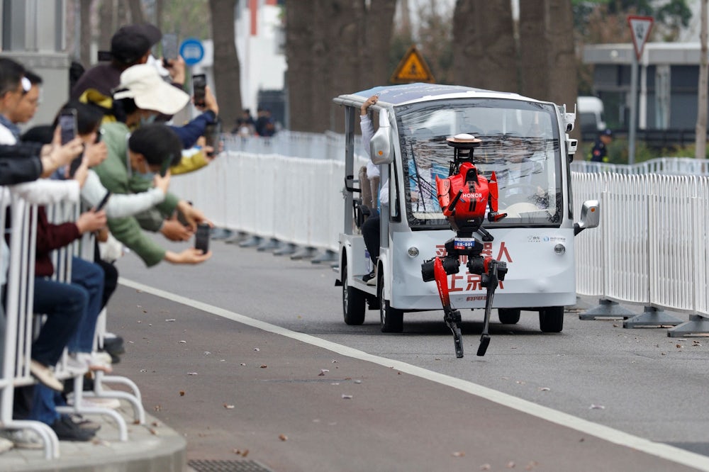 Peking: Roboter Shandian läuft Halbmarathon in Rekordzeit