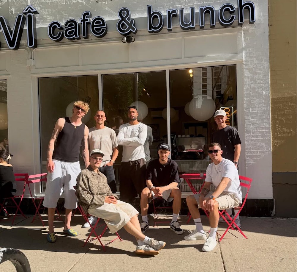 In Erdtönen beim Kaffeetrinken in Chicago: DFB-Team im Freizeitmode-Check