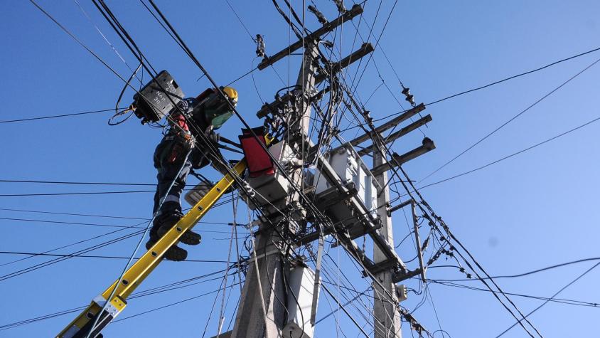 Enel anuncia extenso corte programado de luz para este domingo en siete comunas de la RM