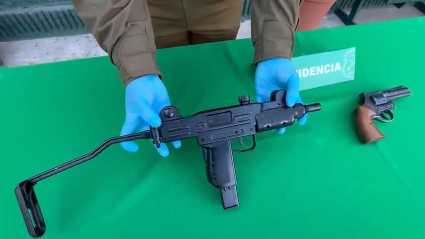 Dos adolescentes de 16 años fueron detenidos con armas al interior de un vehículo en Quilicura