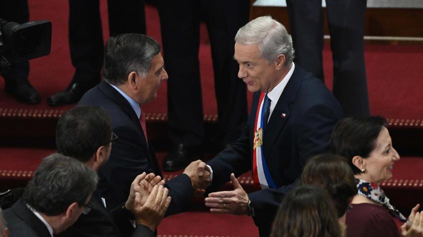 Gobierno evalúa un "supraministro" y fusionar ministerios: este es el plan que analiza La Moneda