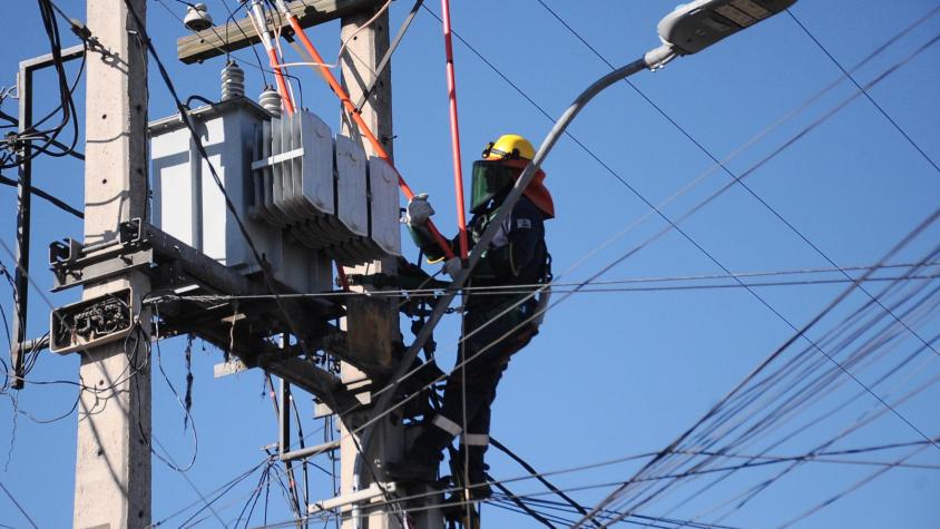Enel anuncia corte programado de luz para este domingo en dos comunas de la RM