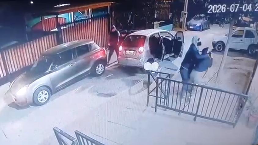 Robo con violencia en Ñuñoa: cuatro sujetos obligaron a una mujer a entregar su vehículo