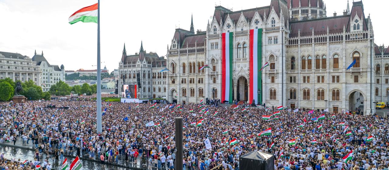 Ministerpräsident Magyar vereidigt Aufbruchstimmung in Ungarn