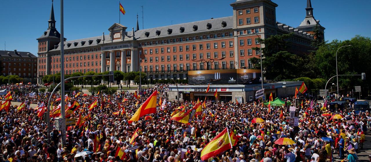 Proteste in Madrid Großdemonstration gegen spanische Regierung