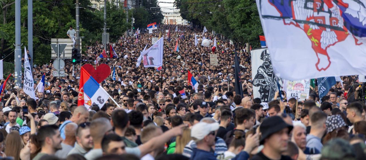 Demonstration gegen Regierung Zehntausende bei Massenprotest in Serbien