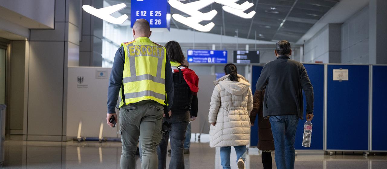 Abgelehnte Asylbewerber EU einigt sich auf Abschiebezentren in Drittstaaten