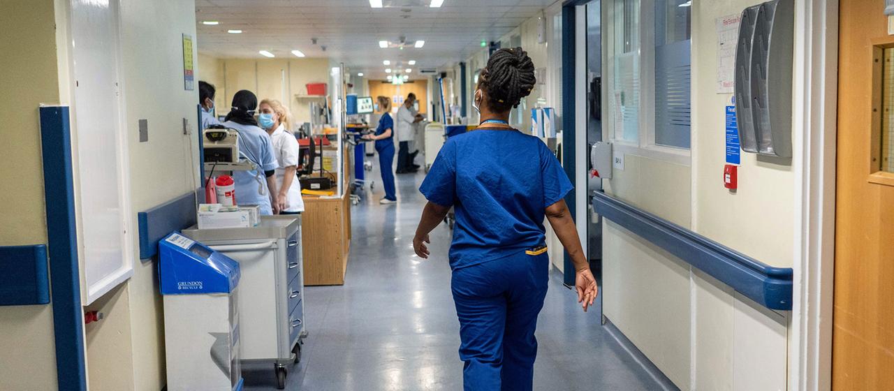 Britisches Gesundheitssystem Widerstand gegen NHS-Kooperation mit Palantir wächst