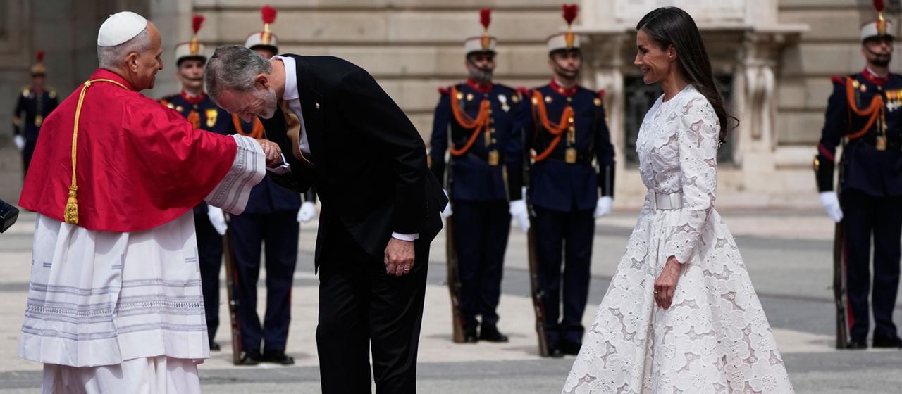 Leo XIV. besucht Spanien Papst mahnt gegen die "Flammen der Polarisierung"