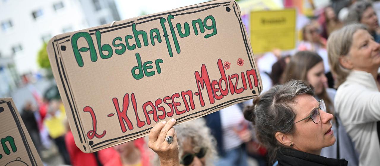 Warkens Sparpläne Proteste auf der Straße, in Praxen und in Kliniken