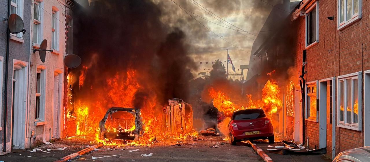 Belfast in Nordirland Schwere Krawalle nach Messerattacke