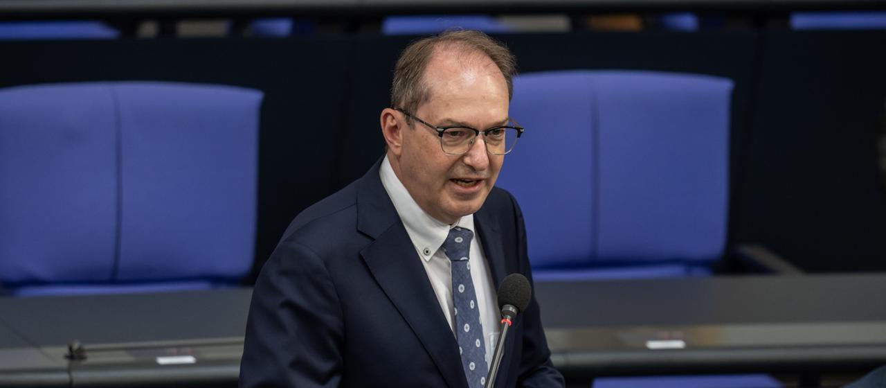 Unterbringung für Asylbewerber Kaum Zuspruch für Dobrindts Migrationszentren-Idee