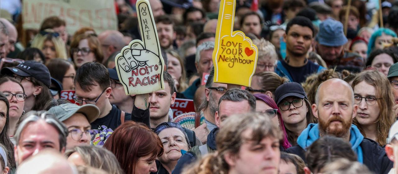 Reaktion auf Krawalle Proteste gegen Hass und Hetze in Belfast