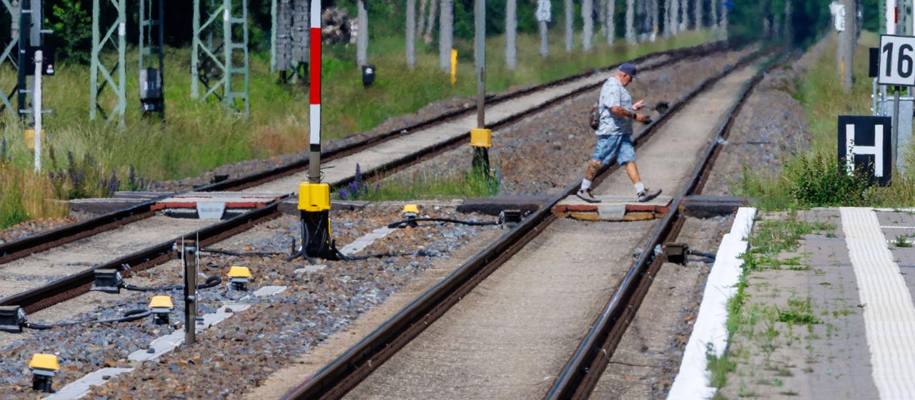 Nach monatelanger Sanierung Bahnstrecke Hamburg-Berlin frei - Kritik von Politikern