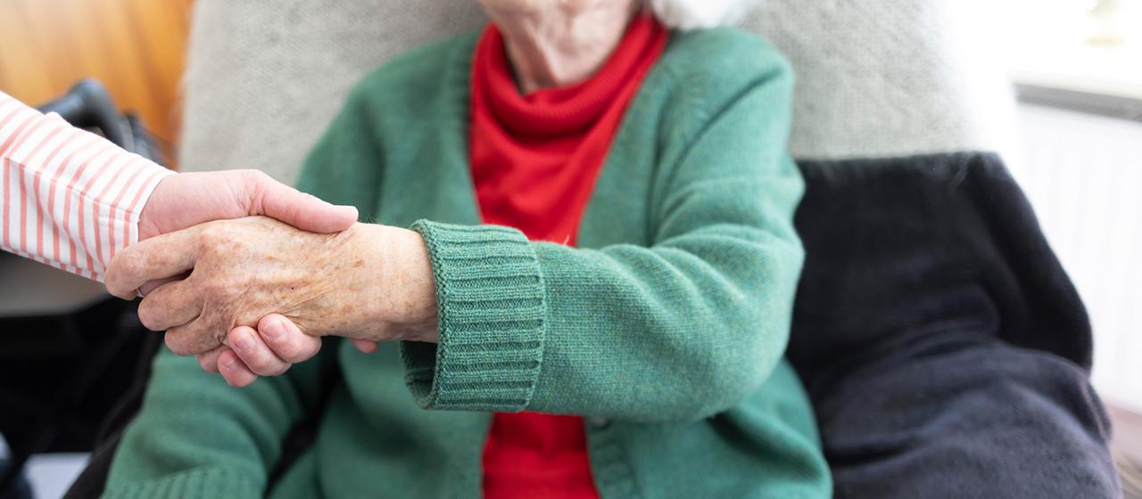 Belastung Angehöriger im Pflegefall Debatte über 100.000-Euro-Grenze