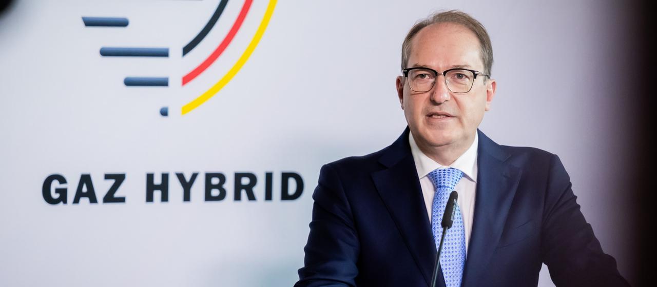 Cyberattacken und Spionage Dobrindt eröffnet Abwehrzentrum für hybride Gefahren