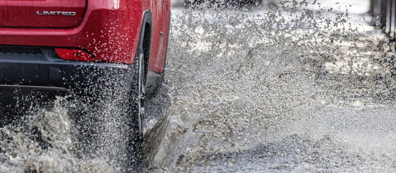Wetter in Deutschland Schäden durch Hitze und Gewitter - und es bleibt heiß