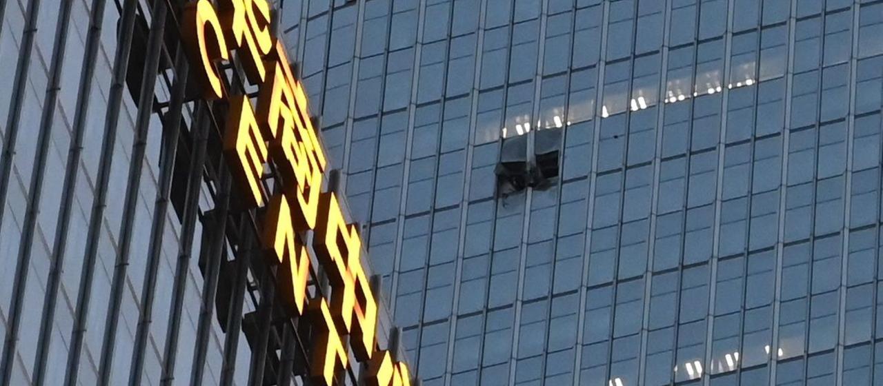 Behörden bestätigen einen Tag später Kleinflugzeug kracht in Peking in Hochhaus