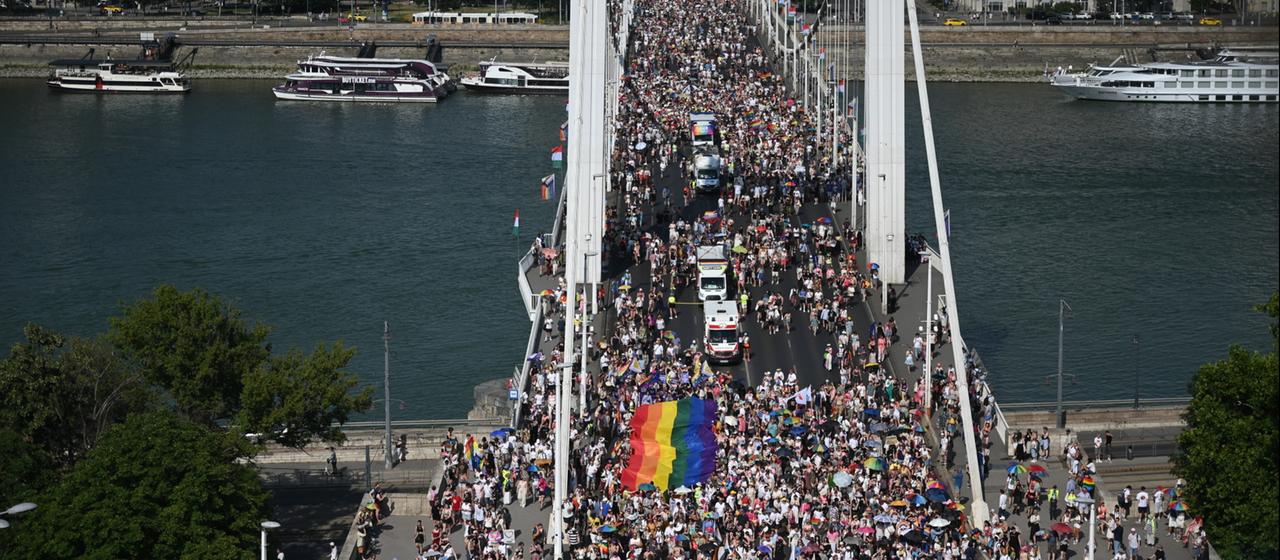 Ende der Restriktionen Zehntausende feiern bei Pride-Parade in Budapest