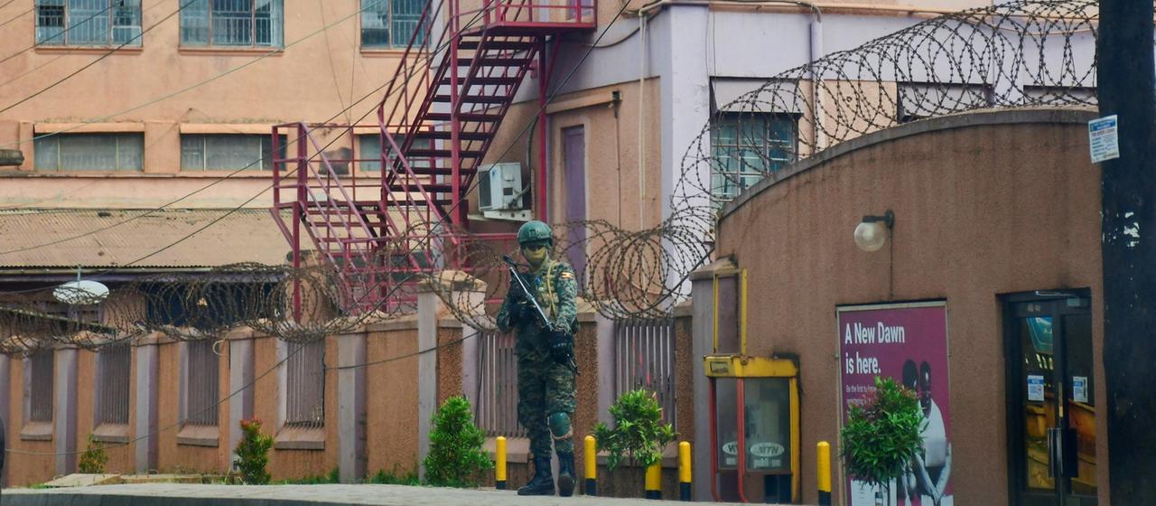 Armeechef Kainerugaba Ugandas Präsidentensohn schließt Medien