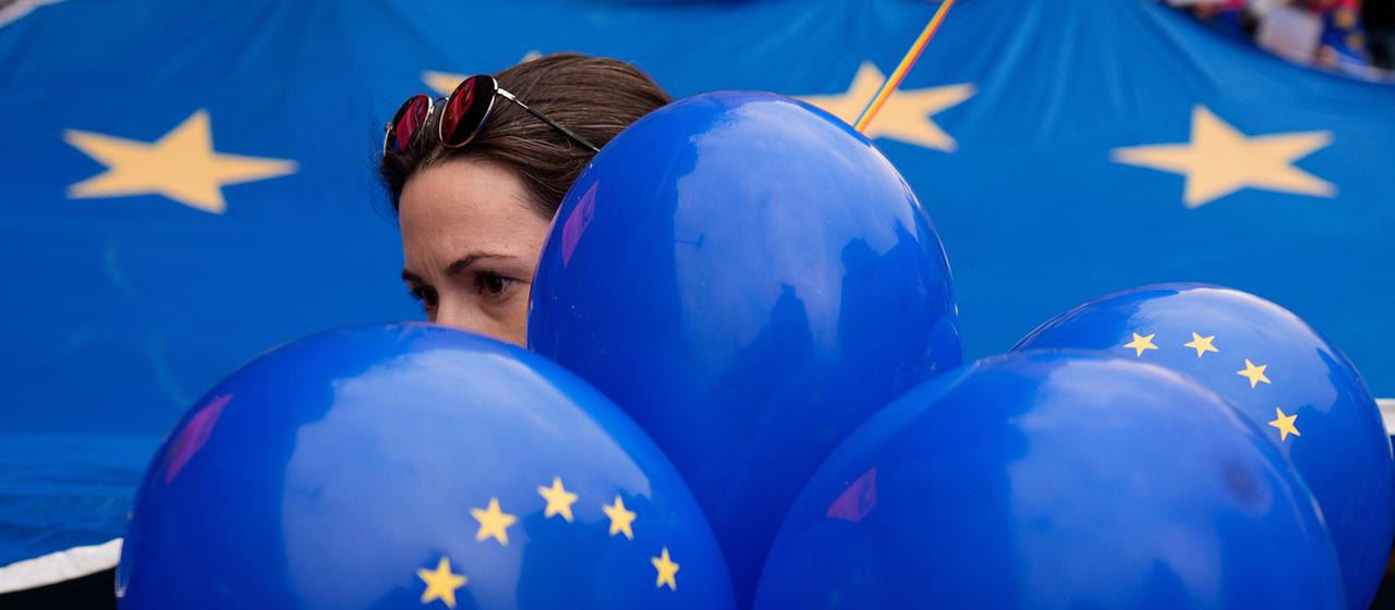 Umfrage Eurobarometer 75 Prozent bewerten die EU als "sicheren Hafen"