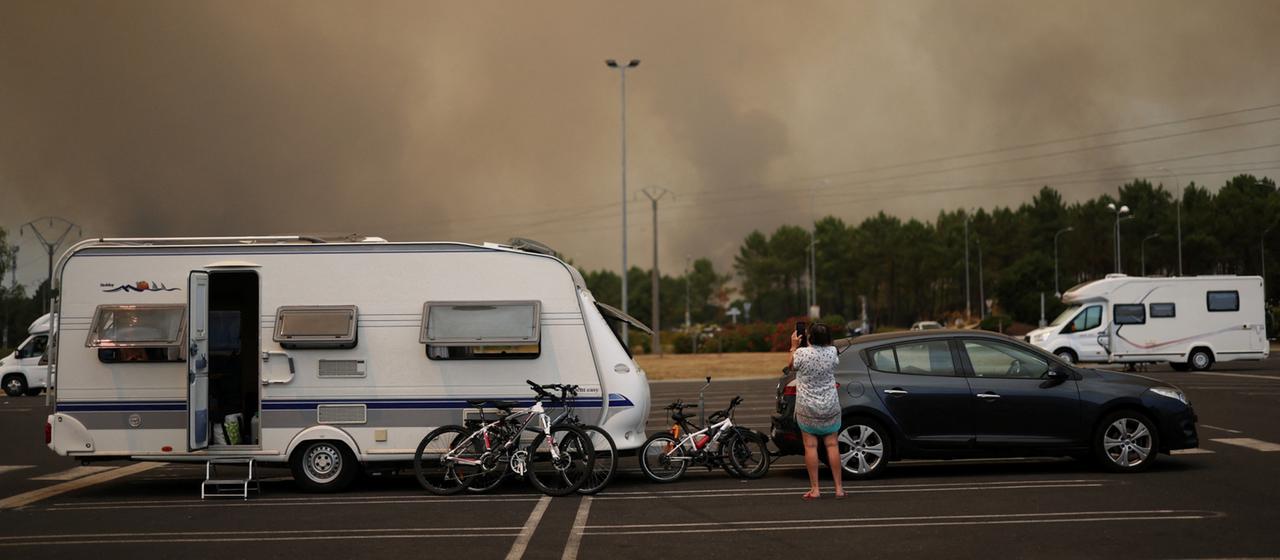Waldbrände in Frankreich und Spanien: Feuer wüten weiter, Campingplätze geräumt