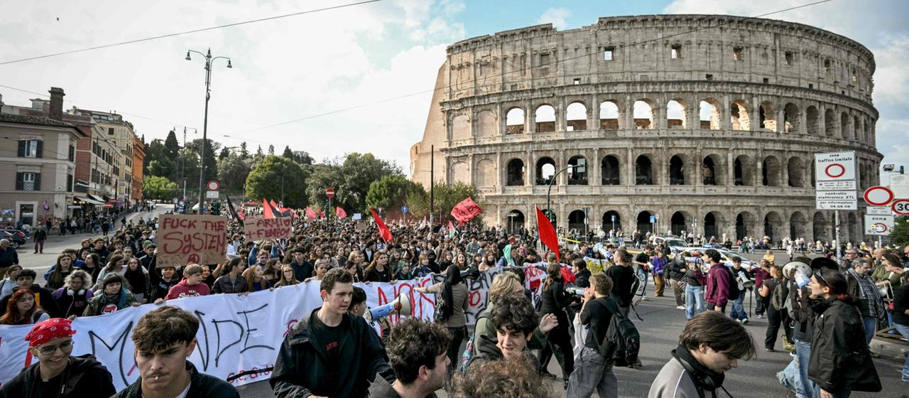 Landesweite Demos in Italien Hunderttausende protestieren gegen Meloni-Regierung