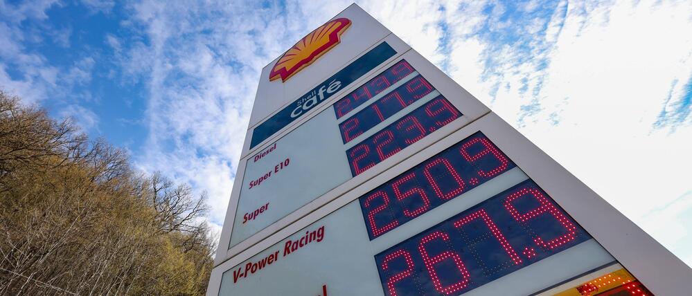 „Wird geraume Zeit dauern“: Regierung dämpft Hoffnung auf bald sinkende Spritpreise – auch Reeder zurückhaltend