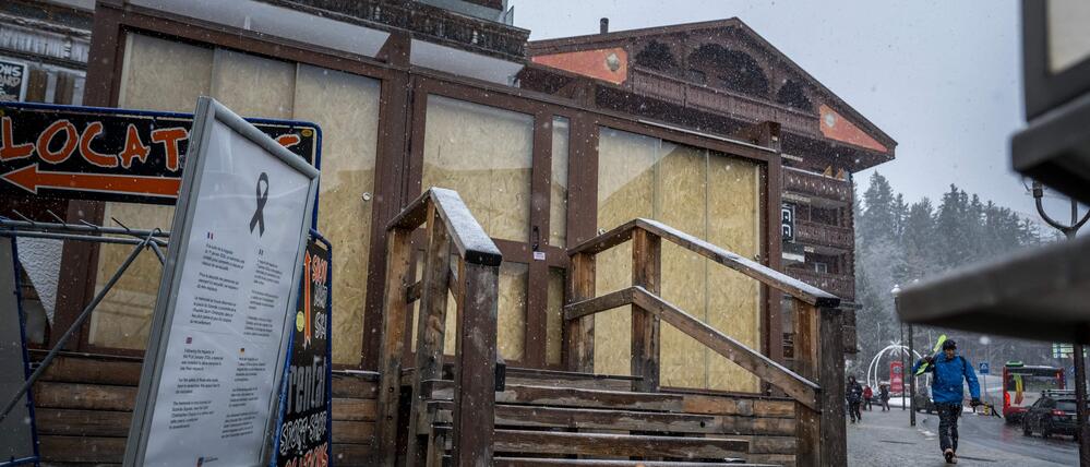 Brandkatastrophe in Crans-Montana: Bar-Inhaberin wegen möglicher Urkundenfälschung angeklagt