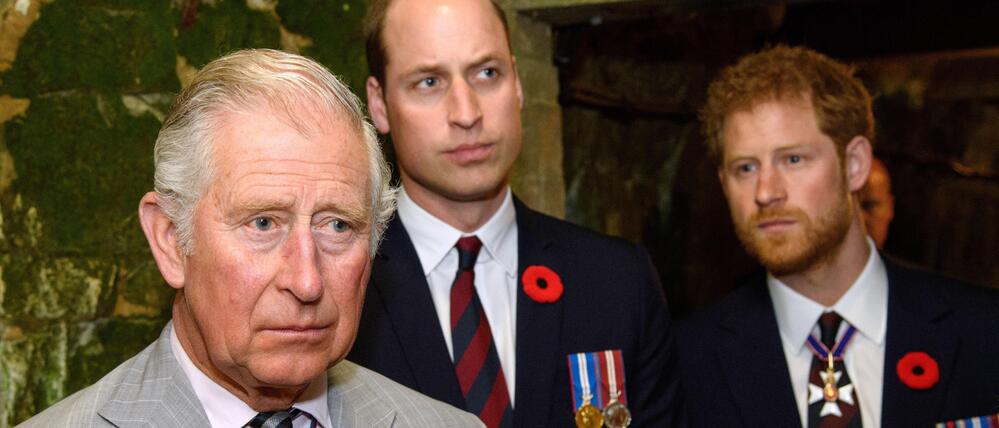 Tagesspiegel Plus Chronologie einer Entfremdung: Das schwierige Verhältnis zwischen Harry, William und Vater Charles