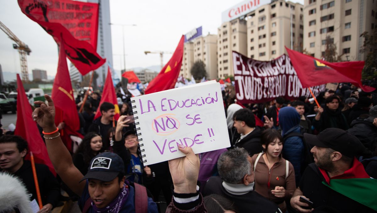 Delegación Presidencial desmiente a la Confech y exhibe correos enviados para coordinar marcha por la educación