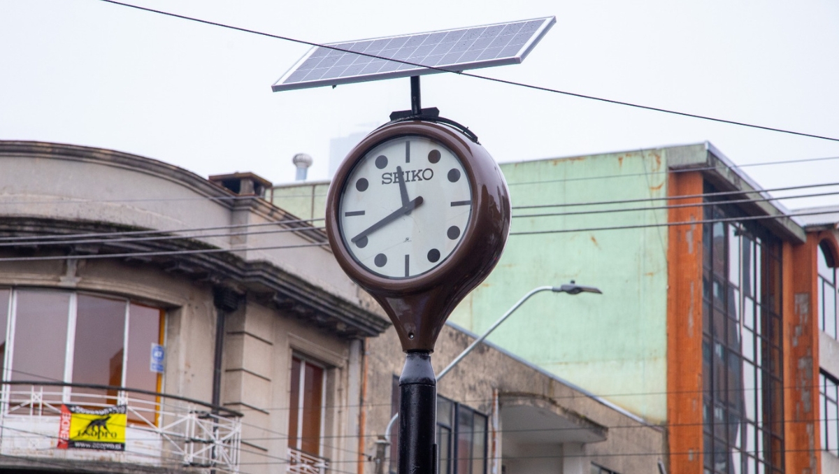 La metódica recuperación del reloj Seiko que volvió a Temuco tras 26 años: lo restauró un hombre de 96 años y es el único operativo de nueve que regaló Japón a Chile