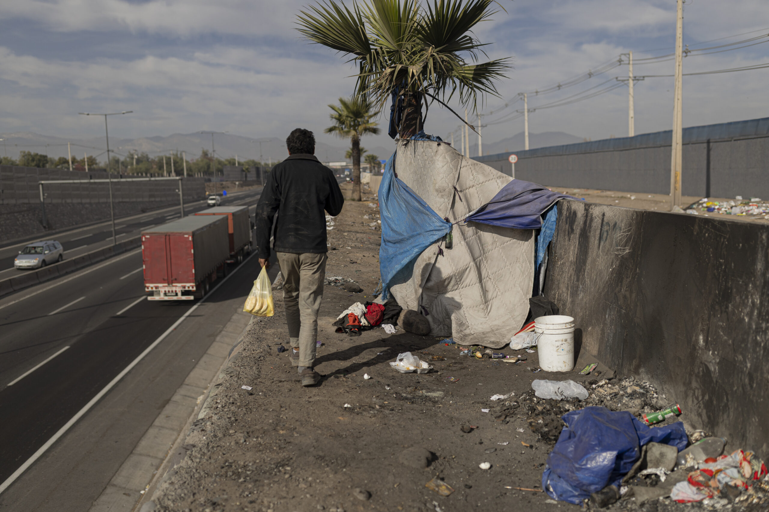 Personas en situación de autopista: miles de personas duermen en zonas aledañas a autopistas, un refugio donde el riesgo es morir atropellado