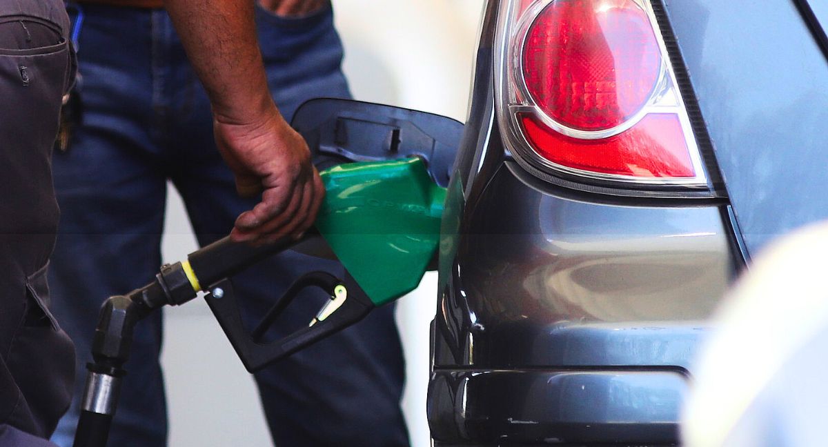 ¿Bajarán las bencinas? Economistas proyectan caída de más de $100 por litro tras retroceso del precio del petróleo y posible acuerdo entre EE.UU e Irán