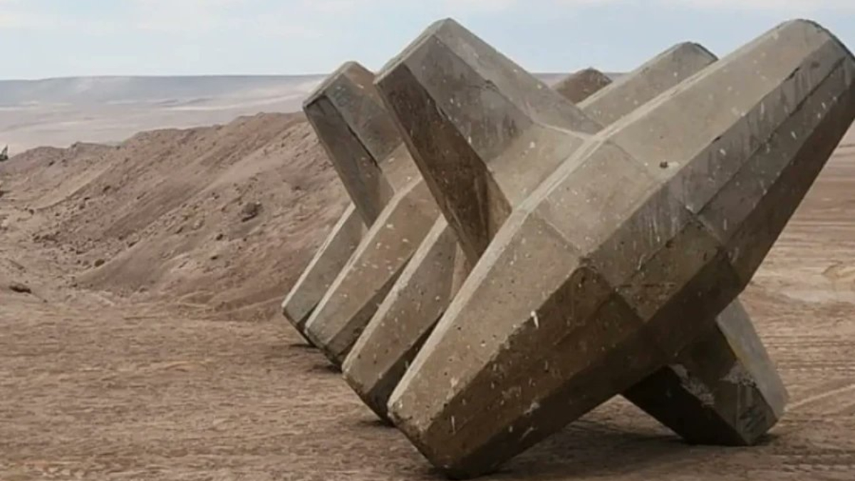 Qué son y cómo funcionan los tetrápodos, las estructuras de hormigón que instaló el Gobierno en la frontera para frenar el paso de vehículos de contrabandistas