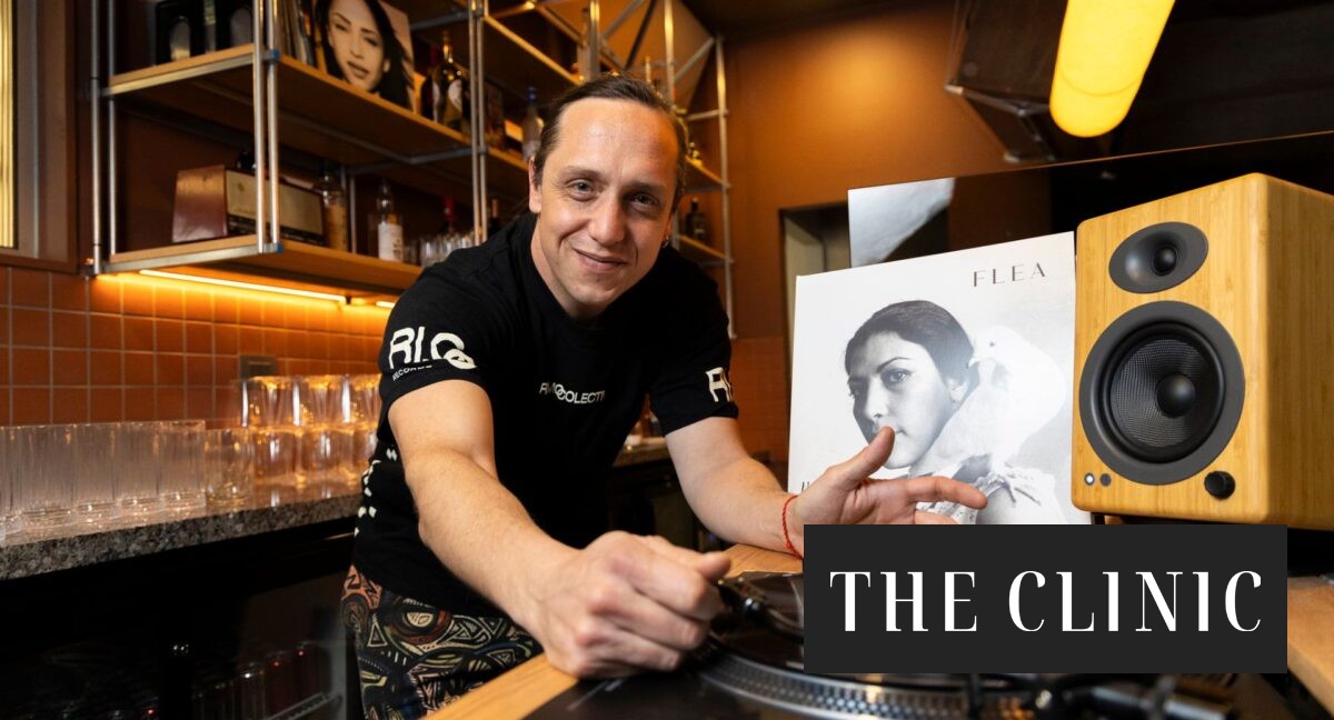 60 vinilos en una noche, 300 negronis en un mes y filas de hasta 40 minutos: por qué Ri.Co Hifi se convirtió en la joya análoga de Providencia