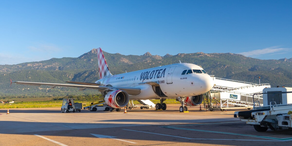 French minister calls on airlines to respect passenger rights