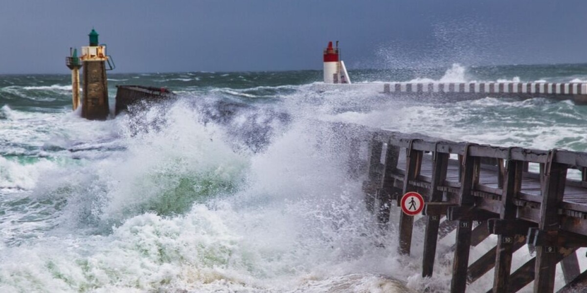 Sea swimmer dies in south west france after being swept away by rip currents
