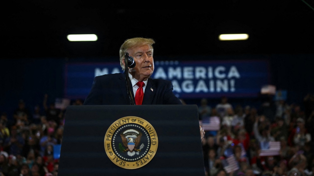 Trump returns to campaign trail to boost Republicans in midterm elections