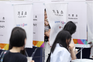 National South Korea votes for metropolitan, regional heads South Korean voters on Wednesday went to the polls to elect leaders of autonomous governments and councilors, as well
