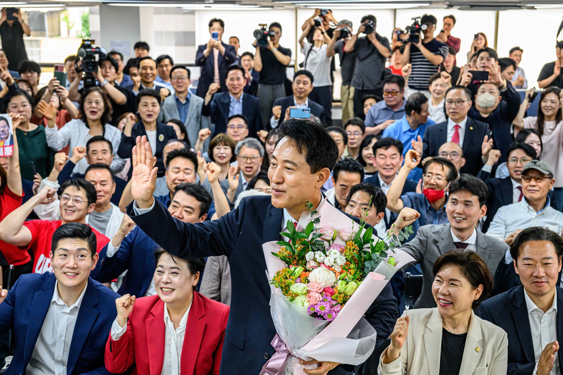Seoul Mayor Oh defies exit poll to win reelection