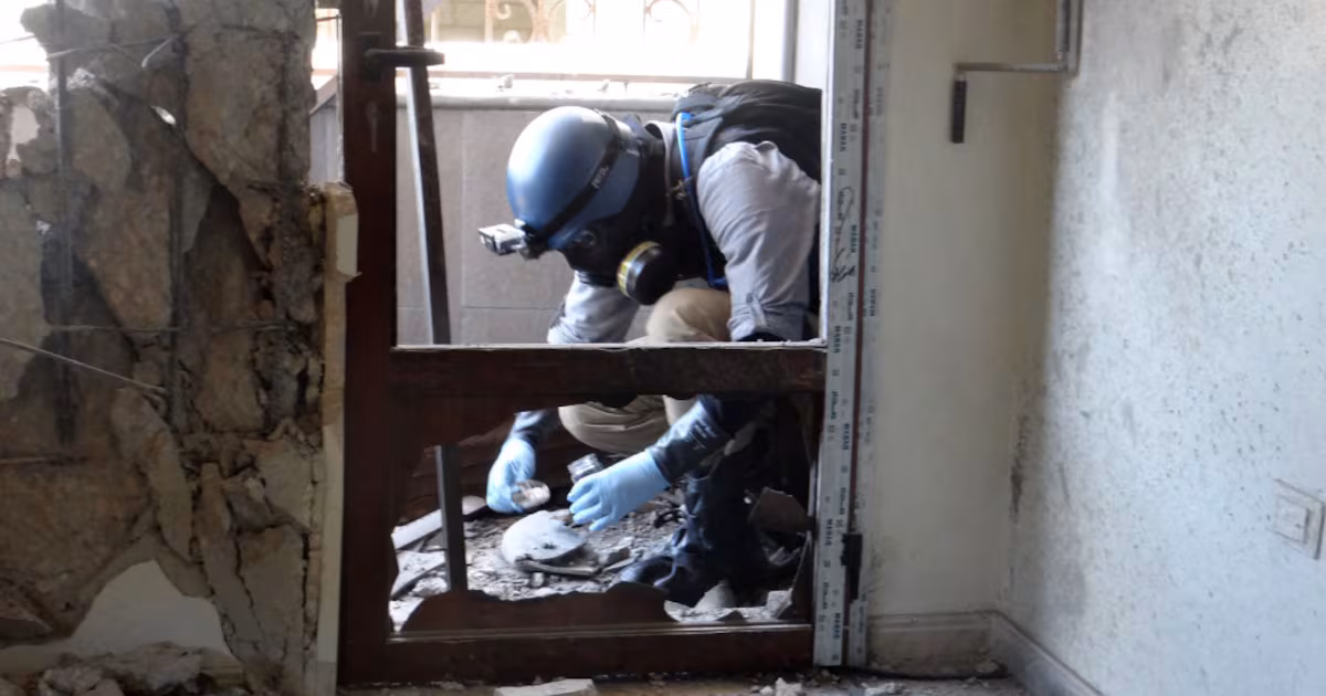 UN weapons expert collects samples near Damascus during 2013 investigation