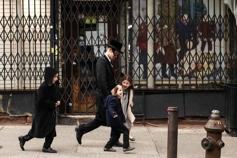 Swastikas daubed on New York Jewish homes, synagogues, US police say