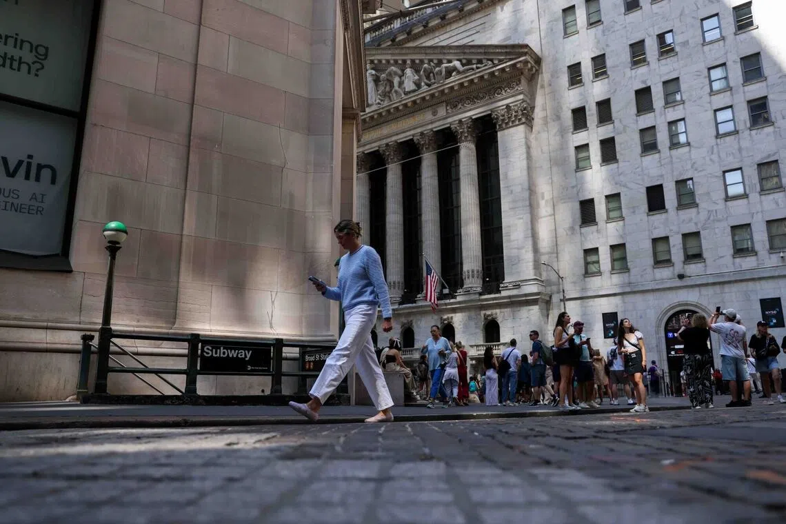 US consumer confidence hits seven-month low on worse outlook