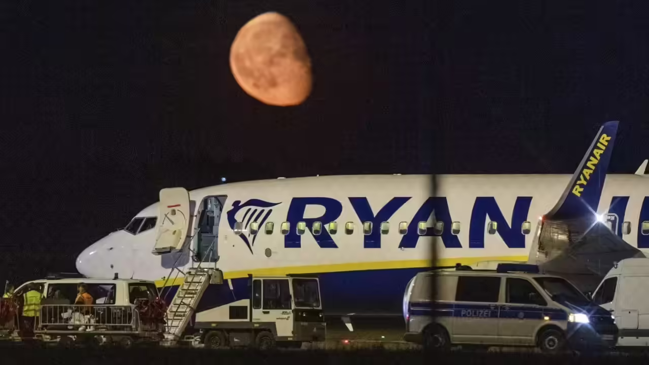 Pasajero parcialmente succionado por la ventana tras una emergencia en pleno vuelo de Ryanair - vídeo