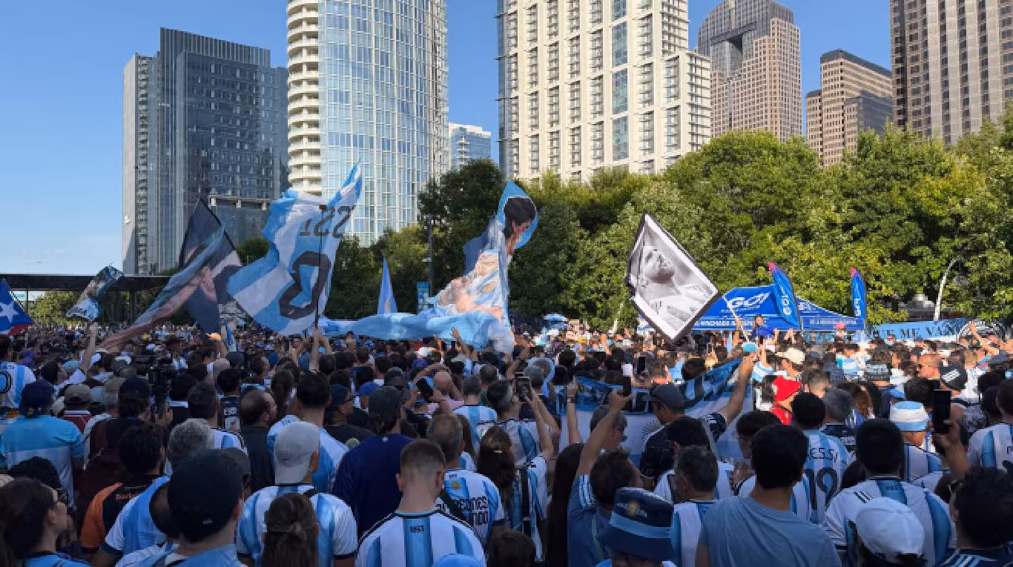 La marea albiceleste que inundó Dallas antes del partido de la Selección con Jordania