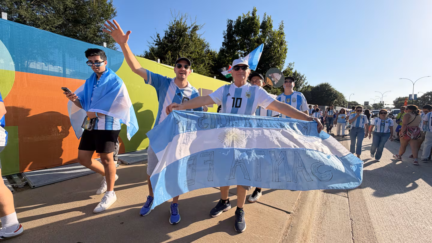 Banderas argentinas, miles de camisetas y emoción: Dallas se vistó de celeste y blanco por el partido de la Selección ante Jordania