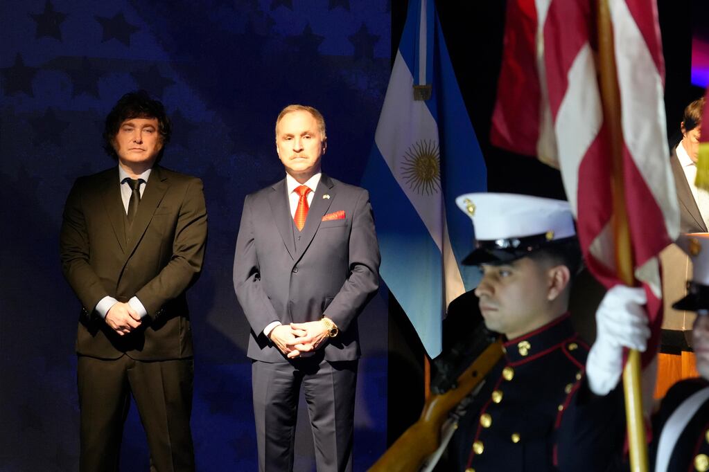 En medio de las dudas sobre su viaje a Washington, Milei asiste a la celebración del 4 de Julio en la Embajada de EE.UU.