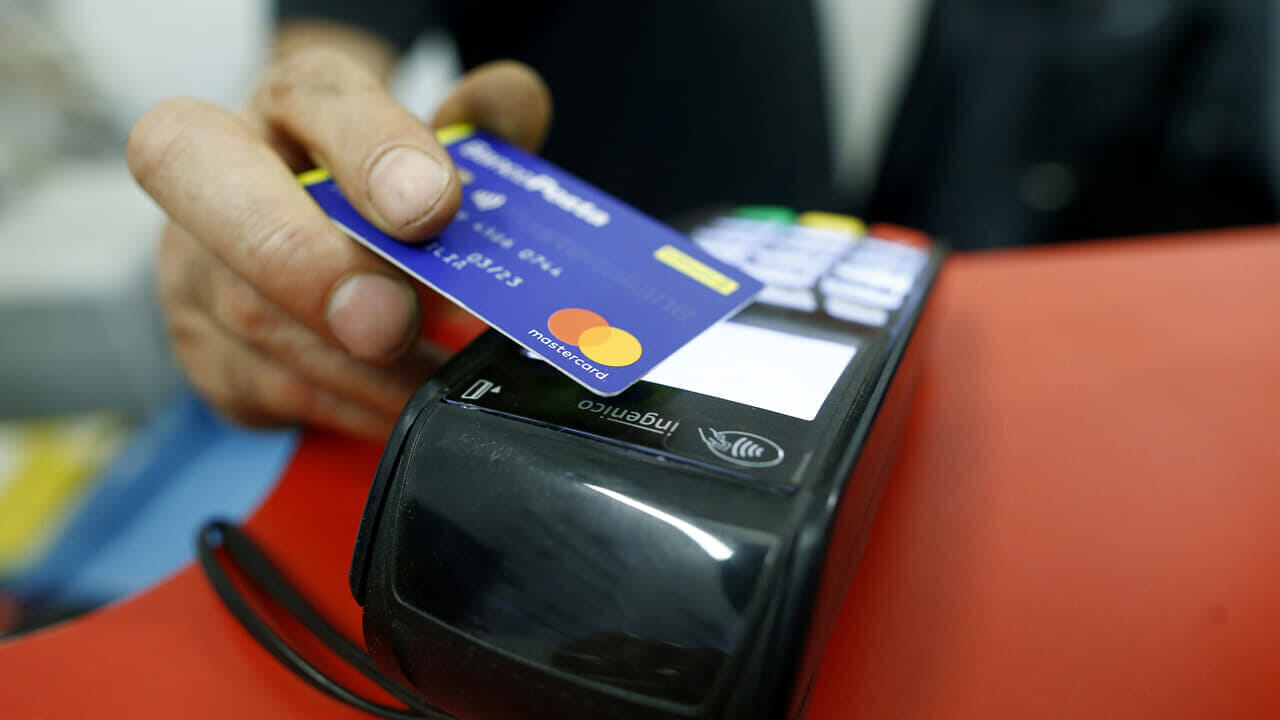 Pagare con carta di credito o bancomat ora costa meno: la promessa che riduce le commissioni per i negozianti